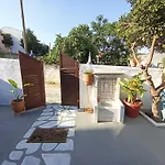 Blue Dolphins 2 Bedroomed House With Court Yard İskados