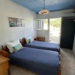 Blue Dolphins 2 Bedroomed House With Court Yard İskados