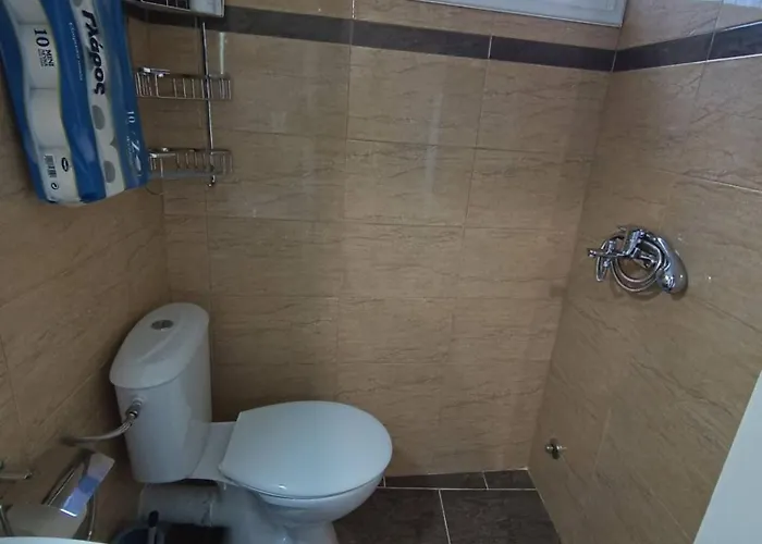 Blue Dolphins 2 Bedroomed House With Court Yard