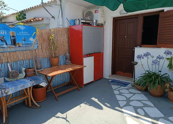 Blue Dolphins 2 Bedroomed House With Court Yard *