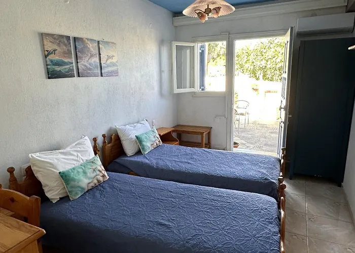 Blue Dolphins 2 Bedroomed House With Court Yard Skiatos