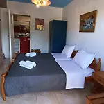 Дом отдыха Blue Dolphins 2 Bedroomed House With Court Yard