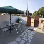 Blue Dolphins 2 Bedroomed House With Court Yard Дом отдыха