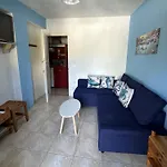 Дом отдыха Blue Dolphins 2 Bedroomed House With Court Yard