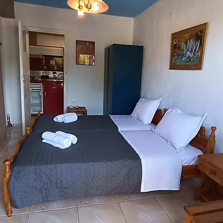 Дом отдыха Blue Dolphins 2 Bedroomed House With Court Yard