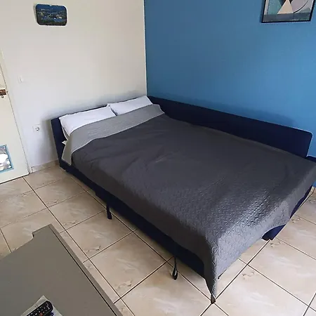 Blue Dolphins 2 Bedroomed House With Court Yard Скиатос