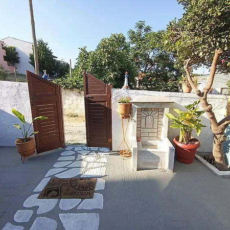 Blue Dolphins 2 Bedroomed House With Court Yard Скиатос