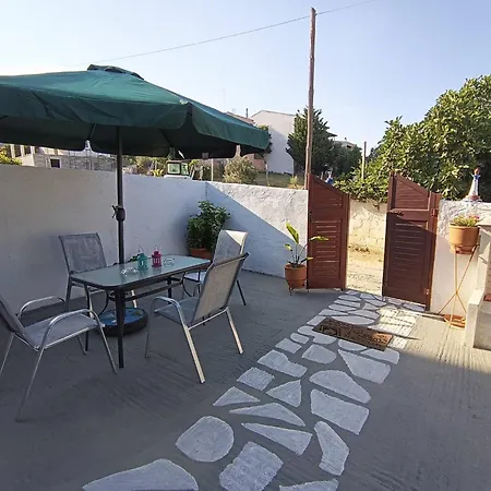 Blue Dolphins 2 Bedroomed House With Court Yard Дом отдыха