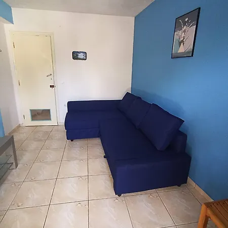 Дом отдыха Blue Dolphins 2 Bedroomed House With Court Yard