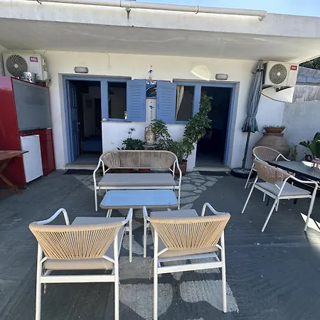 Blue Dolphins 2 Bedroomed House With Court Yard *