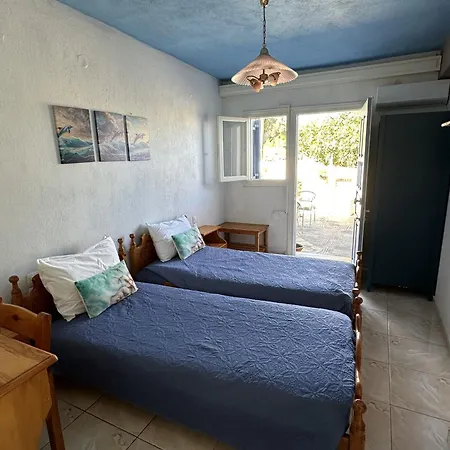Blue Dolphins 2 Bedroomed House With Court Yard Скиатос