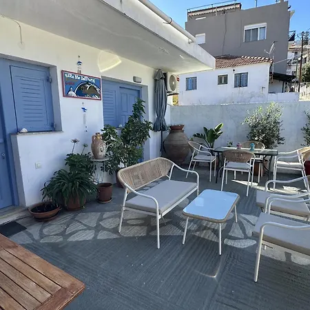Blue Dolphins 2 Bedroomed House With Court Yard Скиатос