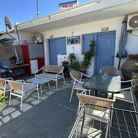 Blue Dolphins 2 Bedroomed House With Court Yard