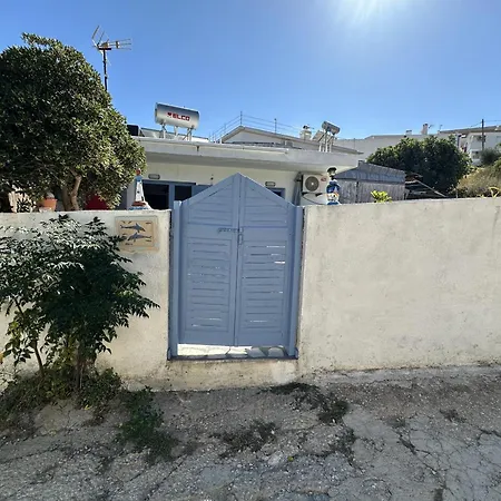 Blue Dolphins 2 Bedroomed House With Court Yard Дом отдыха
