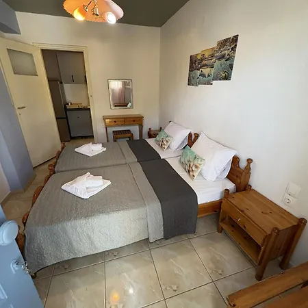 Blue Dolphins 2 Bedroomed House With Court Yard