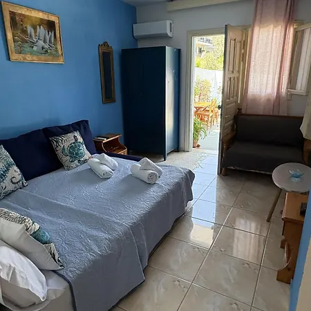 Blue Dolphins 2 Bedroomed House With Court Yard *