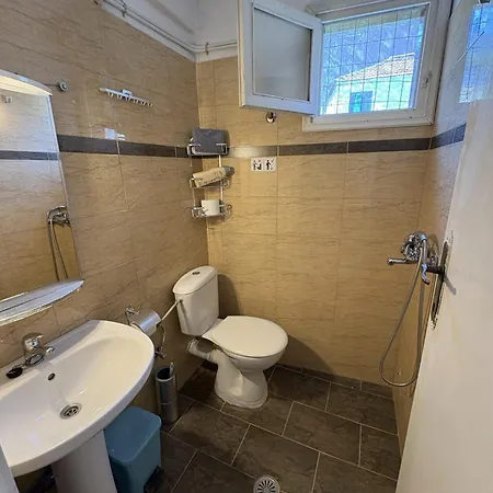 Blue Dolphins 2 Bedroomed House With Court Yard