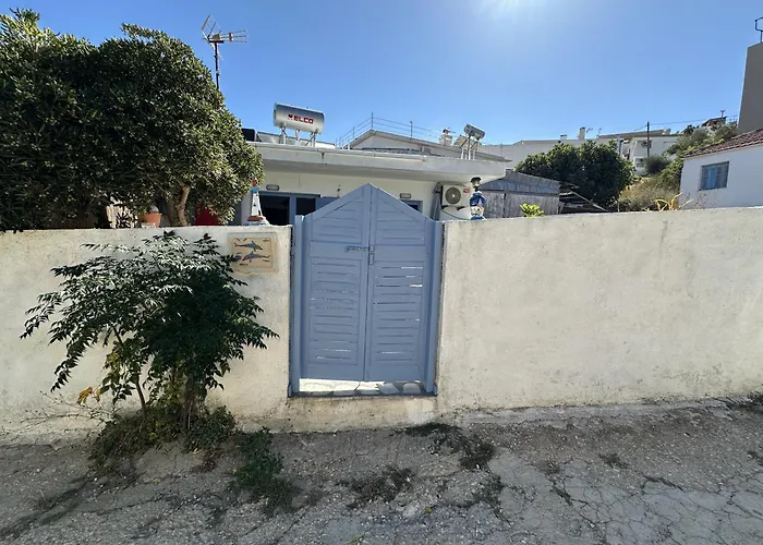 Blue Dolphins 2 Bedroomed House With Court Yard Holiday home