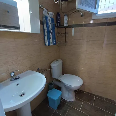 Blue Dolphins 2 Bedroomed House With Court Yard *