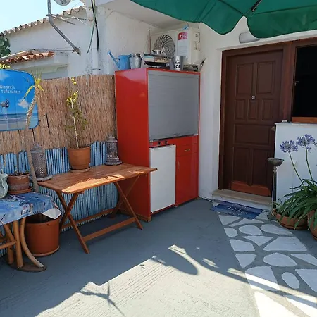 Blue Dolphins 2 Bedroomed House With Court Yard *