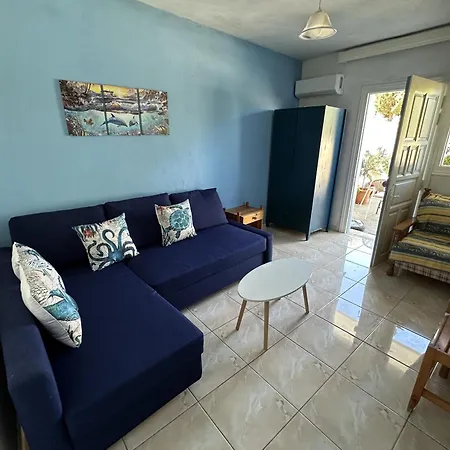 Blue Dolphins 2 Bedroomed House With Court Yard