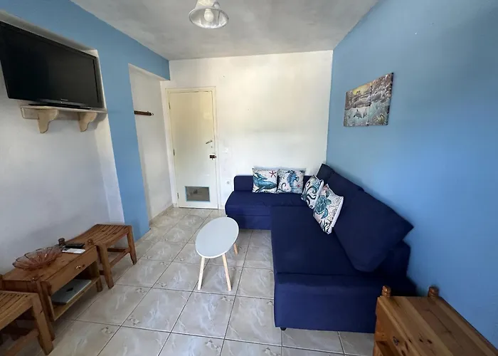 Blue Dolphins 2 Bedroomed House With Court Yard 펜션 스키아토스 타운