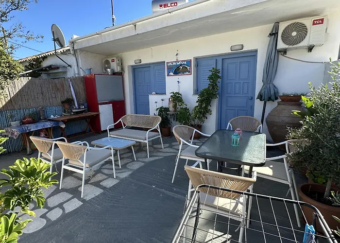 Blue Dolphins 2 Bedroomed House With Court Yard