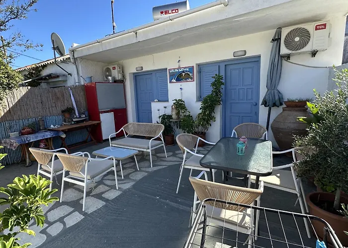 Blue Dolphins 2 Bedroomed House With Court Yard 펜션 스키아토스 타운